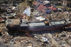 philippines typhoon03 300x200 フィリピン・レイテ島、フィリピン:支援に差　手厚い米　一方の中国は…